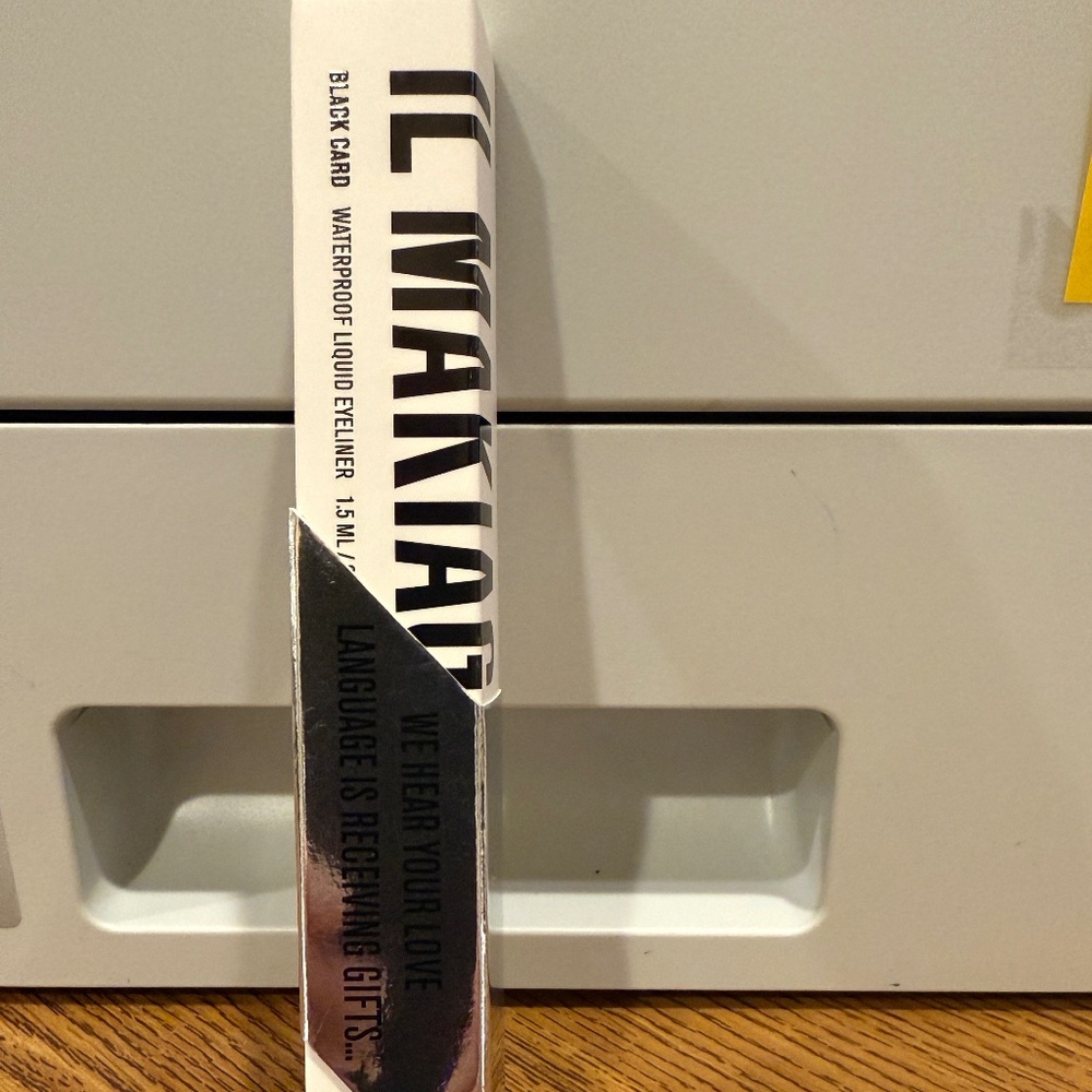 IL MAKIAGE BLACK CARD WATERPROOF LIQUID EYELINER